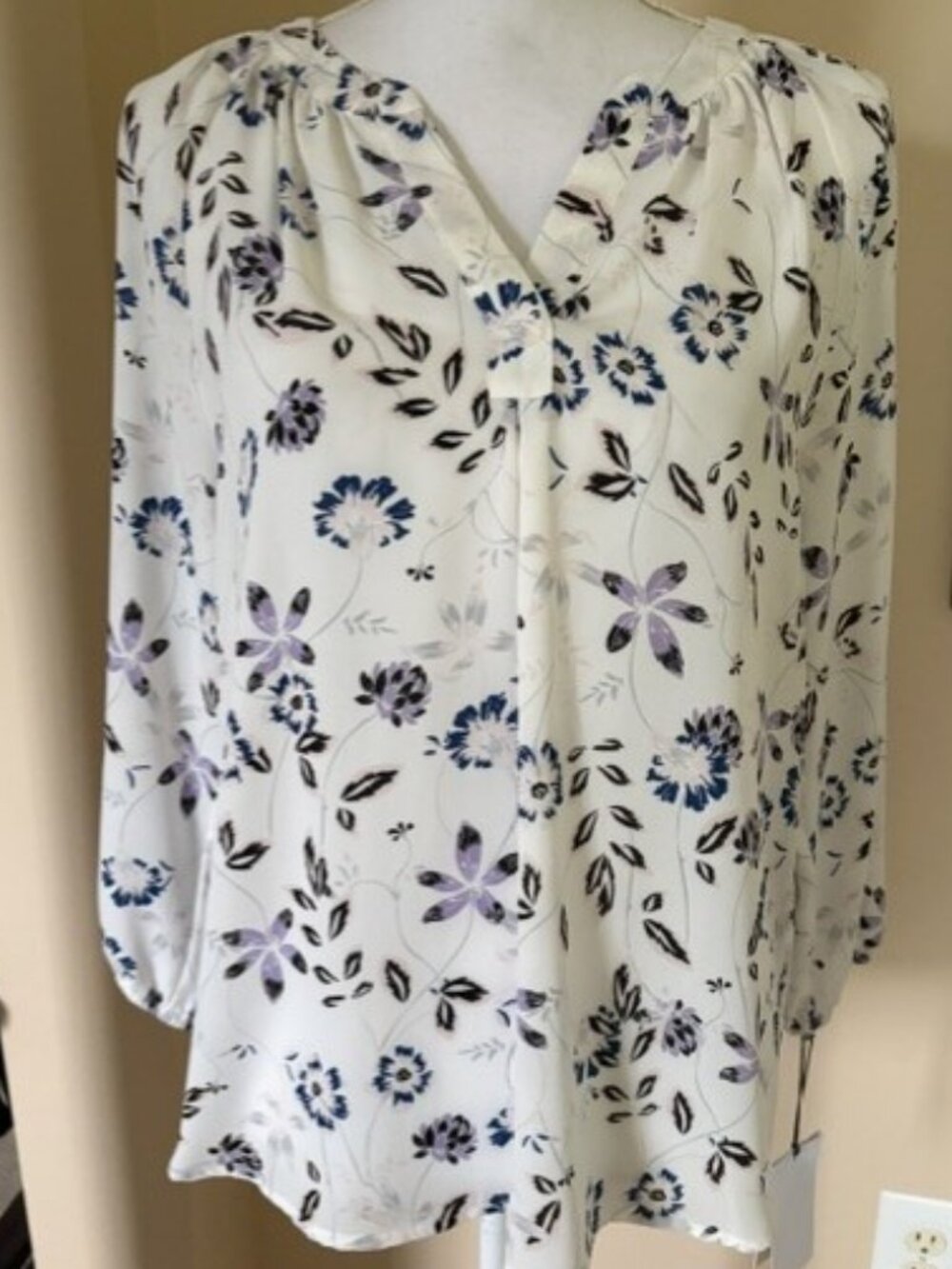 NWT IVANKA TRUMP WHITE FLORAL BLOUSE